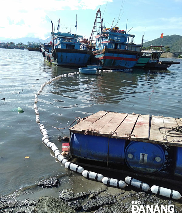 Những chiếc phao nhựa được buộc vào dây điện thả trên mặt nước.