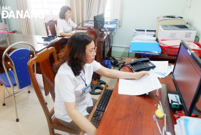 Cán bộ, viên chức tại Chi cục thuế khu vực Sơn Trà - Ngũ Hành Sơn đang xử lý thông tin của người nộp thuế.
