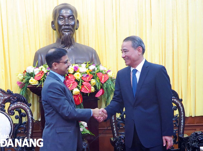 Secretary Nghia (right) shaking hands with Indian Ambassador to Viet Nam Shri