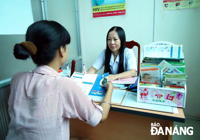 Hoạt động tư vấn về HIV/AIDS diễn ra mỗi ngày tại Trung tâm Phòng chống HIV/AIDS thành phố Đà Nẵng. Ảnh: T.Y