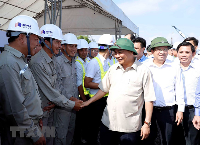 • Thủ tướng Nguyễn Xuân Phúc tặng quà động viên các đơn vị và công nhân thi công. (Ảnh: Thống Nhất/TTXVN)