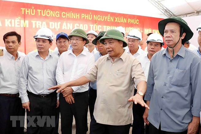 • Thủ tướng Nguyễn Xuân Phúc cùng Đoàn công tác đi thăm, kiểm tra tuyến cao tốc Trung Lương-Mỹ Thuận. (Ảnh: Thống Nhất/TTXVN)
