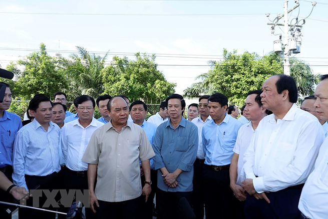 • Thủ tướng Nguyễn Xuân Phúc kiểm tra điểm đầu cao tốc Trung Lương-Mỹ Thuận. (Ảnh: Thống Nhất/TTXVN)