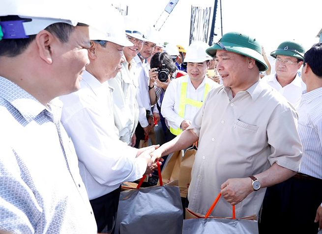 • Thủ tướng Nguyễn Xuân Phúc tặng quà động viên các đơn vị và công nhân đang thi công. (Ảnh: Thống Nhất/TTXVN)