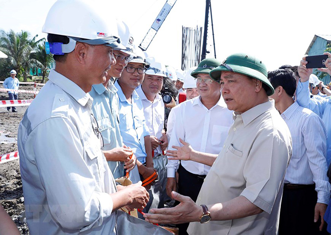 • Thủ tướng Nguyễn Xuân Phúc tặng quà động viên các đơn vị và công nhân đang thi công. (Ảnh: Thống Nhất/TTXVN)