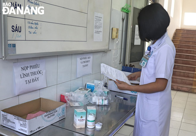 Phòng khám điều trị ngoại trú người lớn tại Bệnh viện Da liễu Đà Nẵng là nơi tư vấn, chăm sóc, khám bệnh cho người nhiễm HIV. TRONG ẢNH: Chuẩn bị thuốc để phát cho người nhiễm HIV tại Phòng khám. Ảnh: N.H