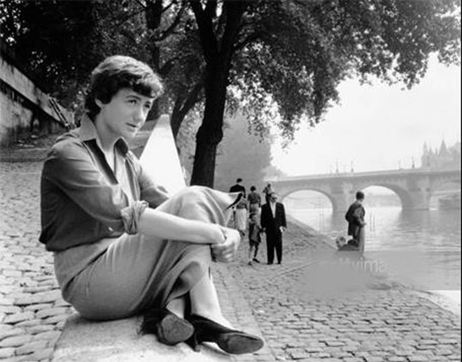 Francoise Sagan bên bờ sông Seine, Paris.