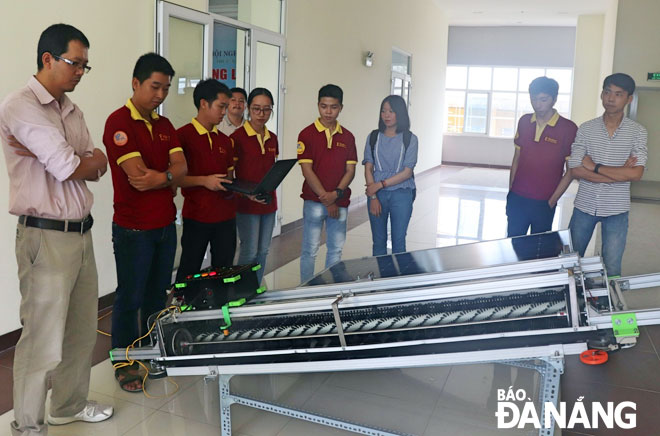 SolarTNT - Robot đa chức năng cho nhà máy điện mặt trời được nhóm dự án giới thiệu tại cuộc thi. Ảnh: H.T