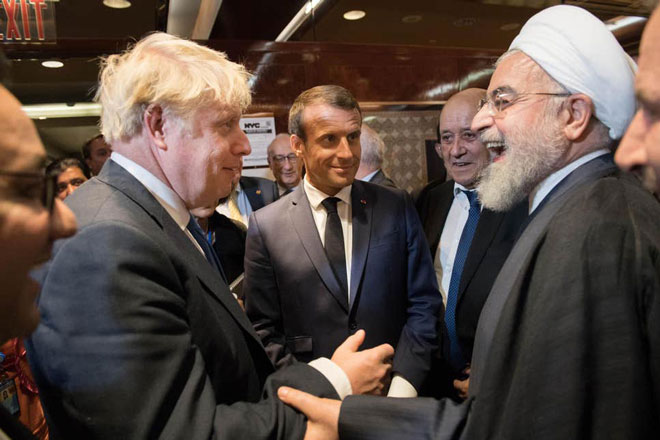 Tổng thống Iran Hassan Rouhani (bìa phải) gặp gỡ Thủ tướng Anh Boris Johnson (trái) và Tổng thống Pháp Emmanuel Macron tại New York. 							              Ảnh: PA