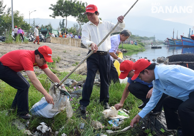 Lãnh đạo Bộ Tài nguyên và Môi trường cùng tham gia thu dọn rác thải nhựa tại khu vực âu thuyền Thọ Quang.