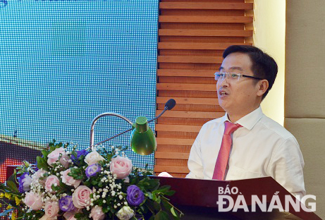 Phó Tổng biên tập Báo Đà Nẵng, nhà báo Hứa Văn Hải phát biểu tham luận tại hội thảo. (Ảnh: KHÁNH HÒA)