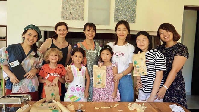 Phuong Thanh (1st left) and children at a free drawing class at Tiny Nest