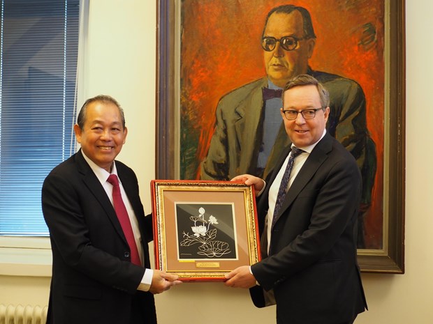 Permanent Deputy Prime Minister Truong Hoa Binh (L) and Acting Deputy PM of Finland Mika Lintila (Photo: VNA)
