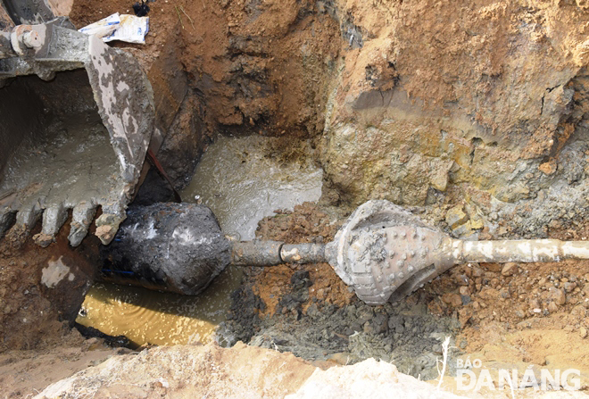 The installation of the large diameter pipeline under the Han River in progress