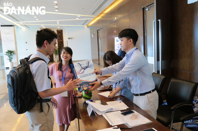 Đại biểu tham dự một hội nghị quốc tế do Trường Đại học Kinh tế - Đại học Đà Nẵng tổ chức.