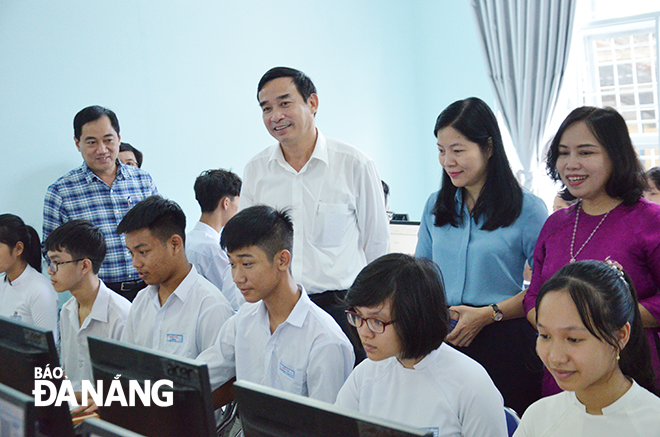 Vice Chairman of the municipal People's Committee Le Trung Chinh and representatives from AHT visiting the newly-opened computer lab