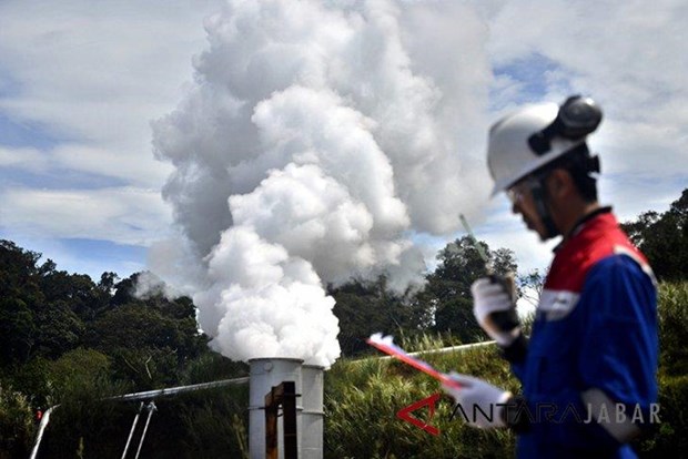 An employee monitors pipeline of Karaha Unit I geothermal power plant owned by PT Pertamina Geothermal Energy in West Java (Photo: Antara)