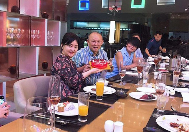 HLV Park Hang Seo mừng sinh nhật sớm (1-10) bên gia đình và bạn bè. (Ảnh: Park Chan Sung)