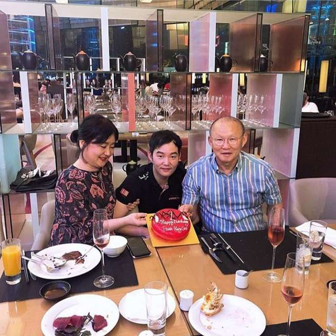 HLV Park Hang Seo bên vợ và con trai trong bữa tiệc ấm cúng. (Ảnh: Park Chan Sung)
