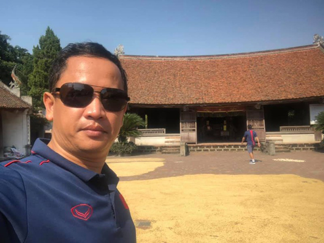 Trợ lý ngôn ngữ Lê Huy Khoa tranh thủ đi thăm làng cổ Đường Lâm. (Ảnh:FBNV)