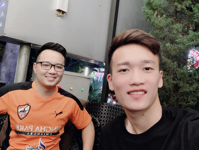 Các cầu thủ U22 Việt Nam đi chơi với bạn bè như tiền vệ Hoàng Đức...(Ảnh: FBNV)