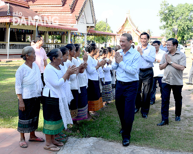 Secretary Nghia (1st right) meeting with Laotian Buddhist followers at the Wat That Pagoda