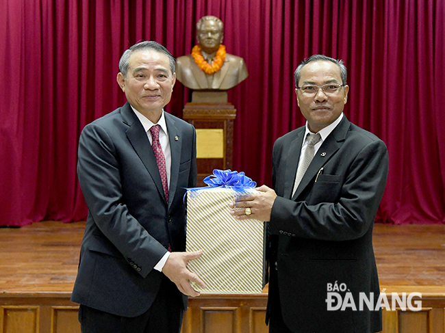 The city’s Party chief Nghia (left) presenting a gift to his counterpart Let Xaynhaphon