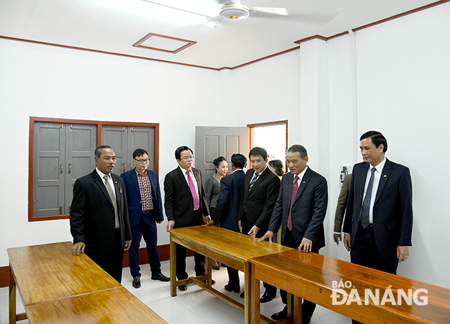 The Da Nang delegation visiting the meeting room for teachers at the Attapeu Friendship Junior High School