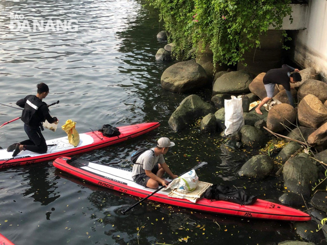 Hoạt động bơi SUP dọn rác ở sông Hàn được nhiều người hưởng ứng tích cực. Ảnh: CLB cung cấp