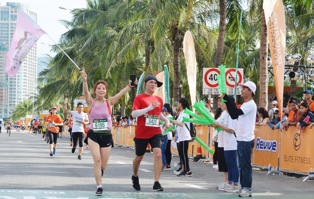 Hơn 300 người chạy marathon vì sự bình yên của trẻ thơ