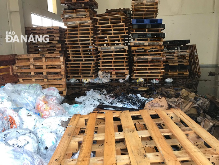 Cháy kho chứa phế liệu tại Khu công nghiệp Hòa Cầm