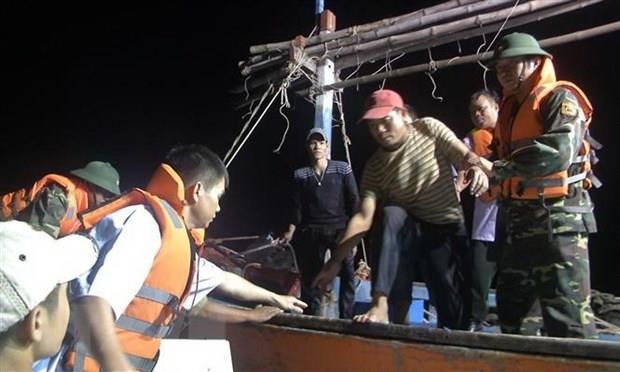 Quảng Nam đưa 12 ngư dân gặp nạn trên biển vào bờ an toàn