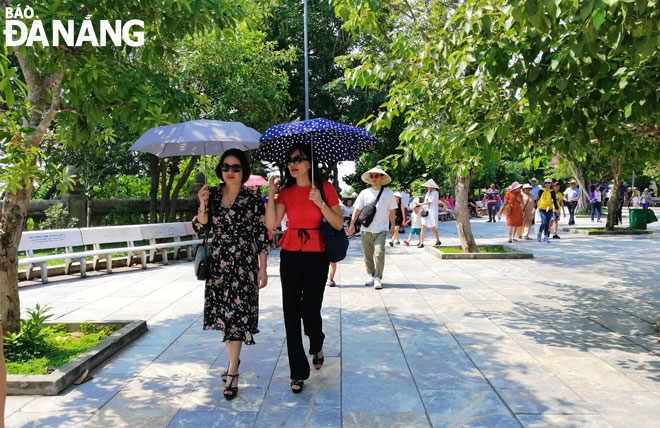 Các sở ngành và địa phương cùng phối hợp trong việc quản lý, xây dựng sản phẩm du lịch sẽ mang lại hiệu quả lâu dài.  Trong ảnh: Du khách tham quan tại chùa Linh Ứng, bán đảo Sơn Trà. 