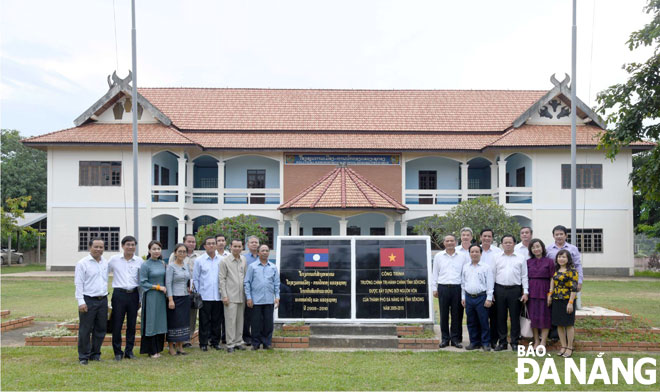 Lãnh đạo thành phố Đà Nẵng và lãnh đạo tỉnh Sekong chụp hình lưu niệm tại Trường Chính trị - Hành chính tỉnh Sekong.