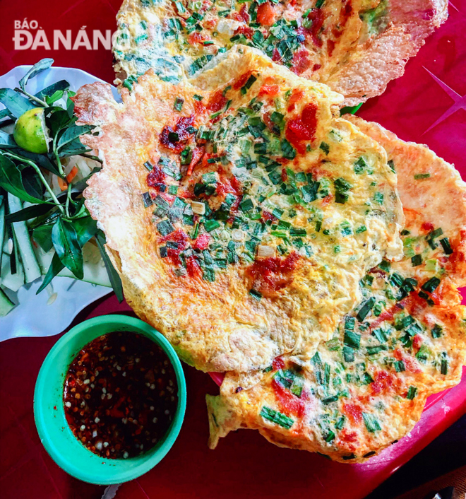  A piece of rustic ‘banh ep’ is reminiscent of the street food in Hue.