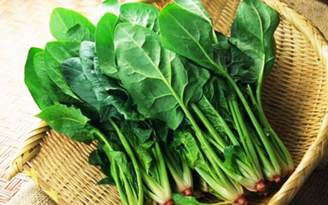 Cải bó xôi là một loại rau lá xanh rất phổ biến giúp ngăn ngừa bệnh thiếu máu vì nó giàu canxi, vitamin A, B9, E và C, sắt, chất xơ và beta carotene.