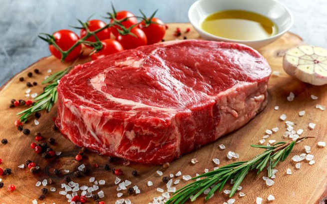 Các loại thịt đỏ như: thịt cừu, thịt bò... chứa hàm lượng sắt cao, rất dễ để cơ thể có thể hấp thụ và sản sinh hồng cầu, ngăn ngừa thiếu máu.