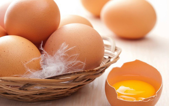 Trứng là một nguồn giàu protein và chứa rất nhiều chất chống oxy hóa, sẽ hỗ trợ việc tích trữ vitamin trong cơ thể khi đang bị thiếu máu. Đồng thời, một quả trứng có chứa 1mg sắt do vậy ăn một quả trứng mỗi ngày sẽ giúp cơ thể bạn không bị thiếu máu.