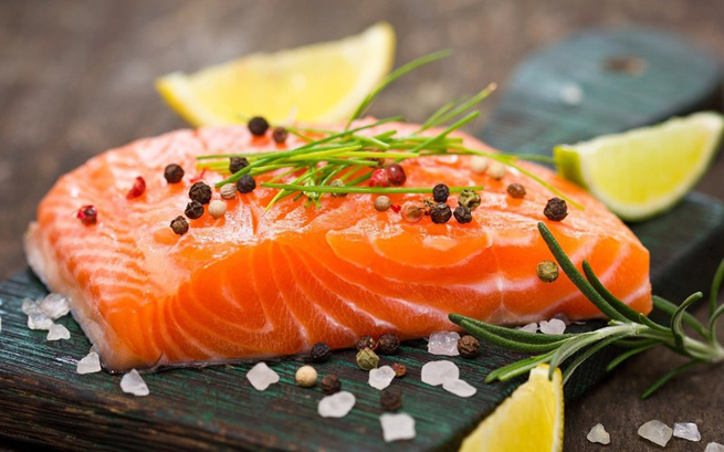 Cá cũng sẽ giúp ngăn ngừa bệnh thiếu máu vì có chứa sắt. Một số loài cá béo phổ biến như cá hồi, cá ngừ cũng như các loại thực phẩm biển khác như sò, hàu rất giàu chất sắt.