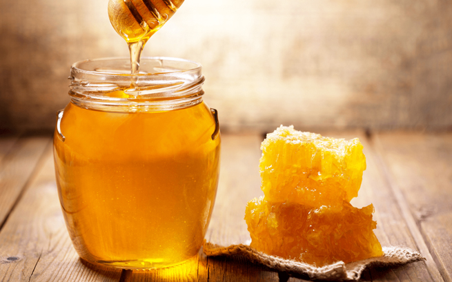 Mật ong: Cơ thể sẽ dung nạp được khoảng 0,42 mg sắt trong 100 gram mật ong do đó mật ong cũng là một thực phẩm hữu hiệu giúp ngăn ngừa thiếu máu.
