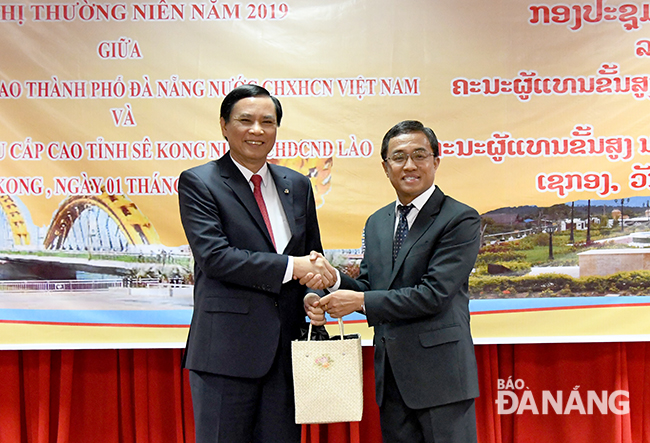Phó Chủ tịch UBND thành phố Trần Văn Miên trao quàn lưu niệm cho lãnh đạo tỉnh Sekong. Ảnh: ĐẶNG NỞ
