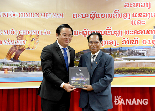 Phó Chủ tịch HĐND thành phố Lê Minh Trung tặng quà lưu niệm cho lãnh đạo tỉnh Sekong. Ảnh: ĐẶNG NỞ