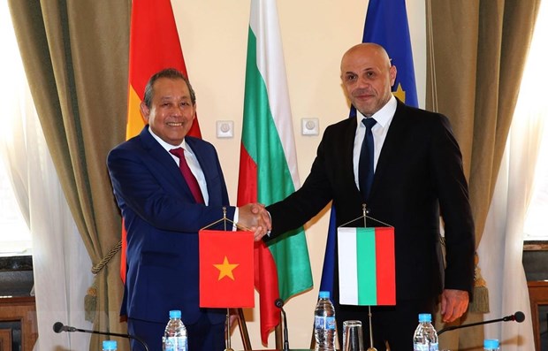 Deputy Prime Minister Truong Hoa Binh (L) and his Bulgarian counterpart Tomislav Donchev (Photo: VNA)