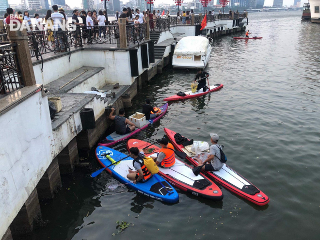  SUP Da Nang’s members collecting litter left along the popular Bridge of Love Locks