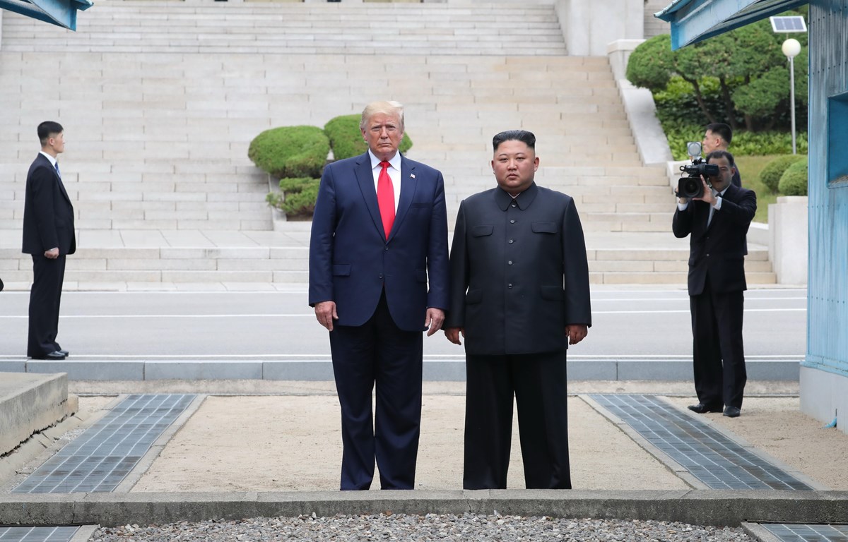 Tổng thống Mỹ Donald Trump (trái) trong cuộc gặp Nhà lãnh đạo Triều Tiên Kim Jong-un tại Panmunjom ngày 30-6-2019. Ảnh: THX/TTXVN