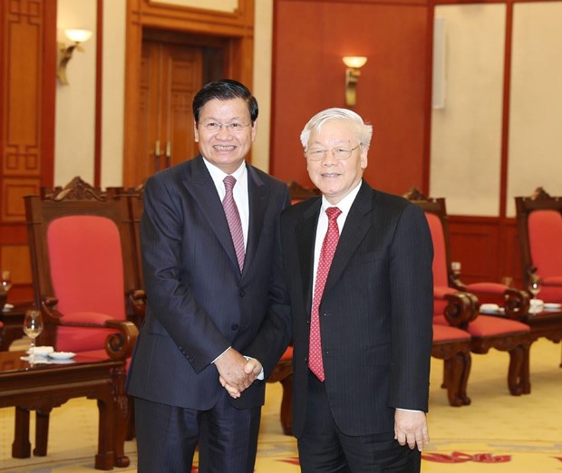 Party General Secretary and State President Nguyen Phu Trong (R) receives Lao Prime Minister Thongloun Sisoulith in Hanoi on October 1 (Photo: VNA)
