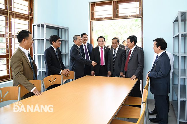 Đoàn lãnh đạo thành phố Đà Nẵng thăm phòng Thư viện tại Trung tâm tiếng Việt Salavane. Ảnh: ĐẶNG NỞ