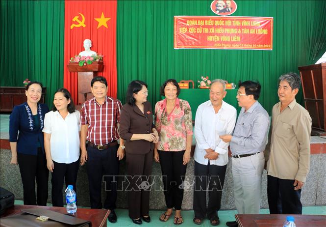 Phó Chủ tịch nước Đặng Thị Ngọc Thịnh với các cử tri huyện Vũng Liêm. Ảnh: TTXVN.
