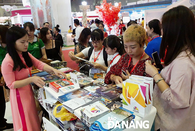 Tourism fairs should be organised in a more methodical way for the sake of businesses. Representatives from Da Nang-based travel agencies are pictured participating in a locally-held tourism promotion fair.