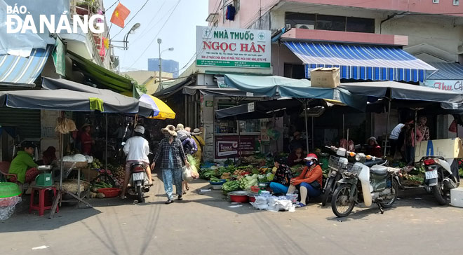 The illegal encroachment of trading activities onto the pavements nearby the Dong Da Market in Hai Chau District’s Thuan Phuoc Ward